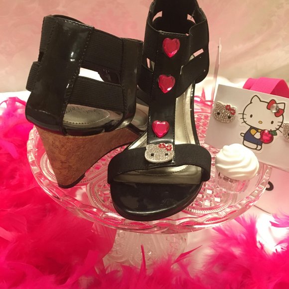 ADORABLE sandals and matching earings with hello kitty and crystal details! - Picture 6 of 11